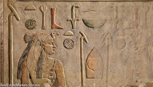 El arte egipcio tuvo distintos periodos entre guerras y faraones, donde el Imperio medio fue una etapa especialmente fértil.