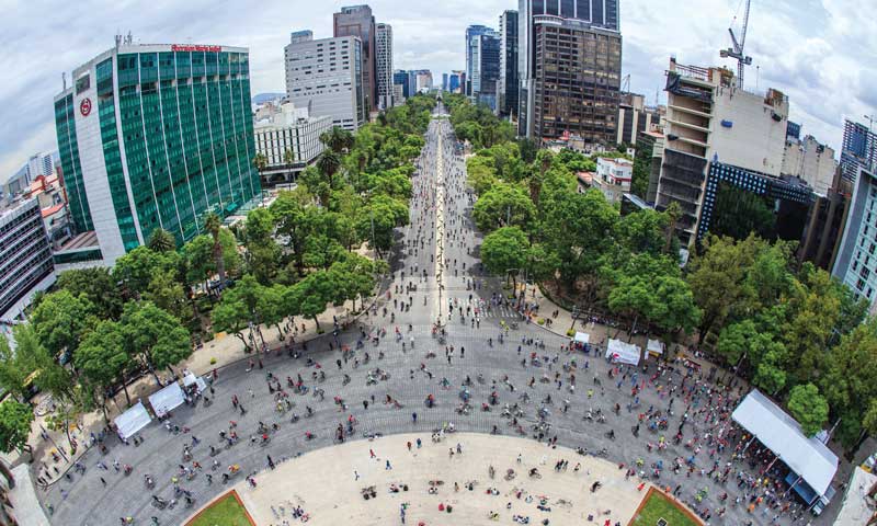 Paseo de la Reforma visto desde el Monumento a la Independencia.