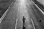 Un solitario corredor aparece en un desolado Periférico en 1968, muy cerca a la Glorieta de Vaqueritos.