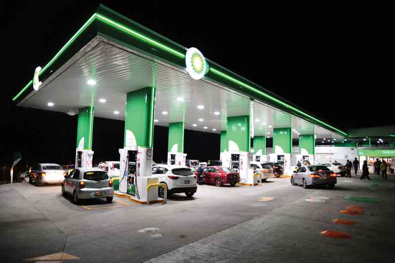 BP estimó ventas de 100,000 litros de combustible al día por estación. 