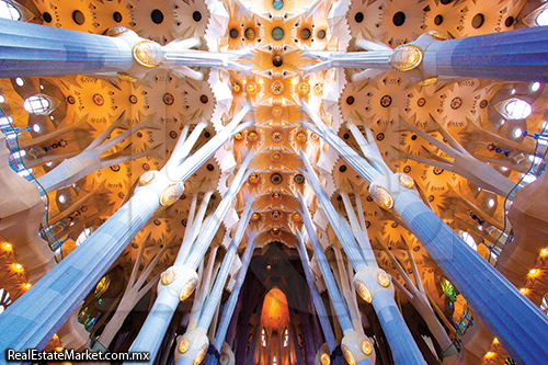 Interior del Templo Expiatorio de la Sagrada Familia, imagen concebida por Antoni Gaudí con representaciones de la naturaleza