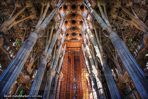 La nave central dedicada a la Sagrada Familia, flanqueada por la capilla de Nuestra Señora del Carmen (donde está la cripta de Antoni Gaudi)