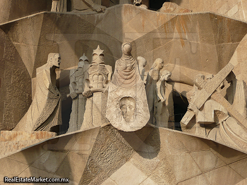 Escena de la crucifixión de Cristo en la fachada de la pasión de Josep Maria Subirachs quien hace un homenaje a Gaudí, dándole su fisonomía a la figura del evangelista situado a la izquierda
