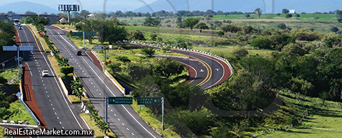 La autopista Cuernavaca - Acapulco tiene una longitud de 262.5 km y conecta al DF con los Estados de Morelos y Guerrero.