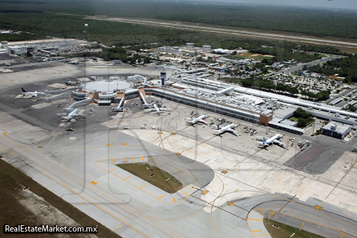 El aeropuerto Internacional de Quintana Roo es el segundo aeropuerto más transitado de México en 2012, atendió más de 14.46 millones de pasajeros