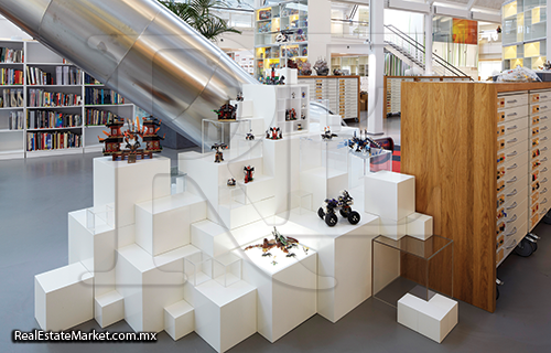 En las oficinas de LEGO diseñadas por Rosan Bosch llega a ser parte del mundo de la fantasía de los niños