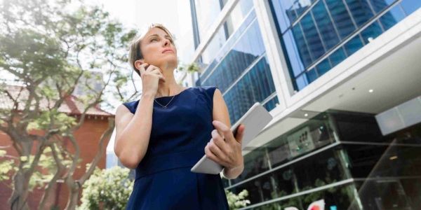 Mujeres en el mercado inmobiliario: Presencia creciente, desafíos por superar