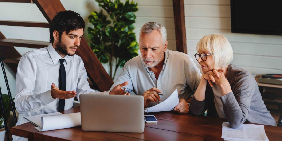 Fraudes inmobiliarios afectan más a adultos mayores: protege tu patrimonio