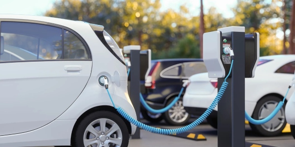 Santander apuesta por movilidad eléctrica con mayor crédito para autos verdes
