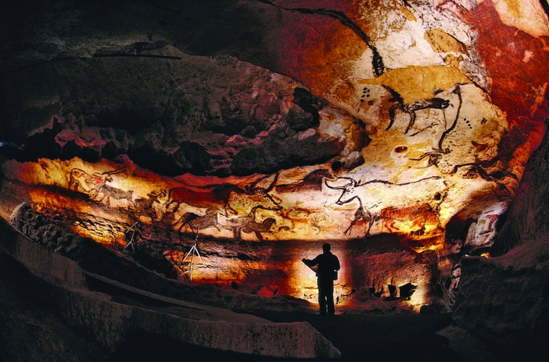 Vista panorámica de la gran sala de los Toros de la cueva de Lascaux, donde destacan grandes figuras de bóvidos.