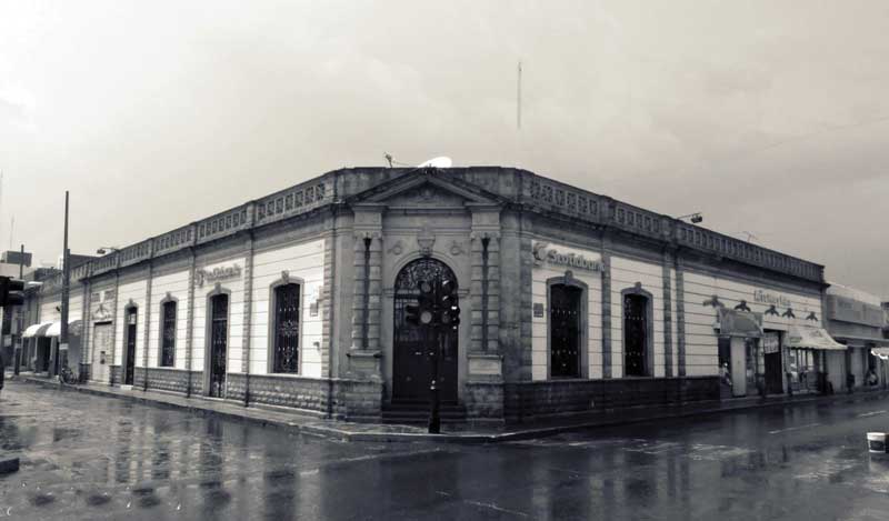 Edificio ubicado en las calles Madero y Amado Nervo fue sede del Banco Nacional de México en Zamora, Michoacán.