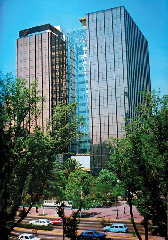 Fachada del edifico que albergó las oficinas del Banco Mexicano Somex hasta 1992. En la actualidad están las oficinas de Procuraduría General.