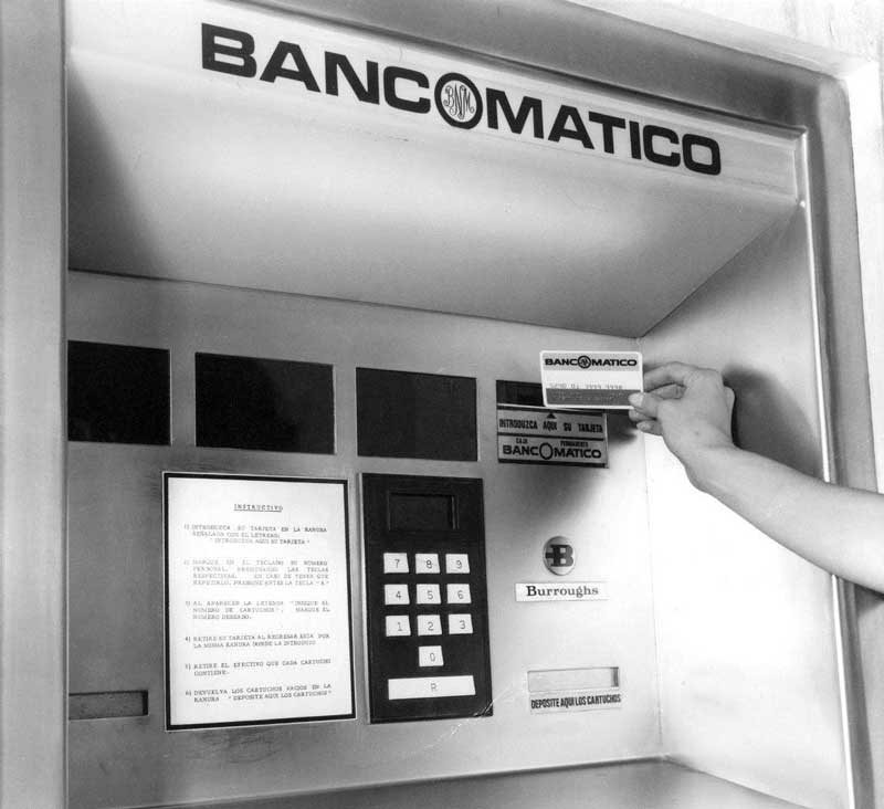Servicio bancomático en cajero automático.