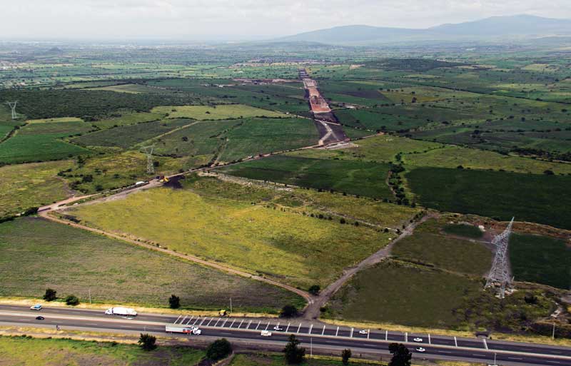La autopista Apaseo-Palmillas inició construcción hace 4 años y aún no finaliza. Esta vialidad mejoraría movilidad en esa zona.