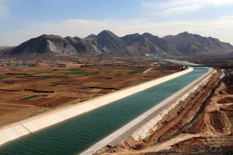 Northern China Water Shortage, posee 2,700 millas de canales artificiales, que van del sur al norte, cruzando por la providencia de Henan.