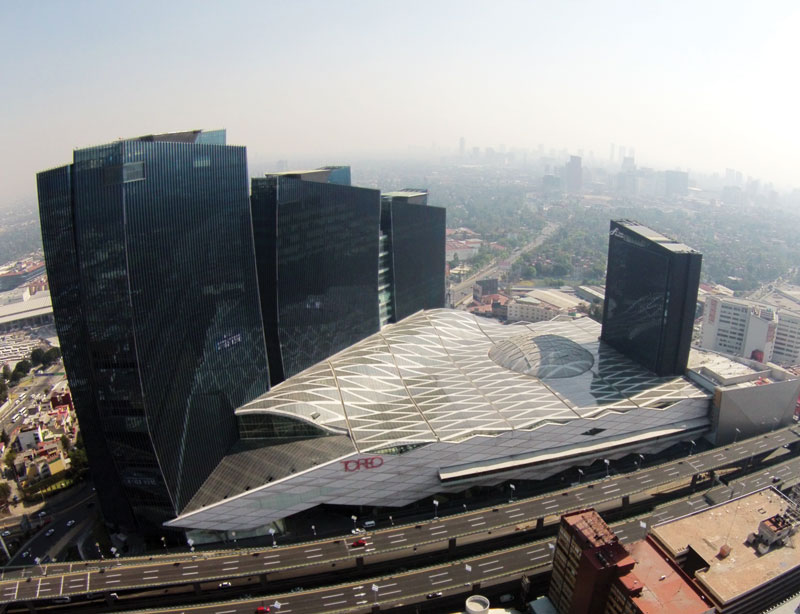 Toreo Parque Central posee una superficie de 120,000 m2 de oficinas.  