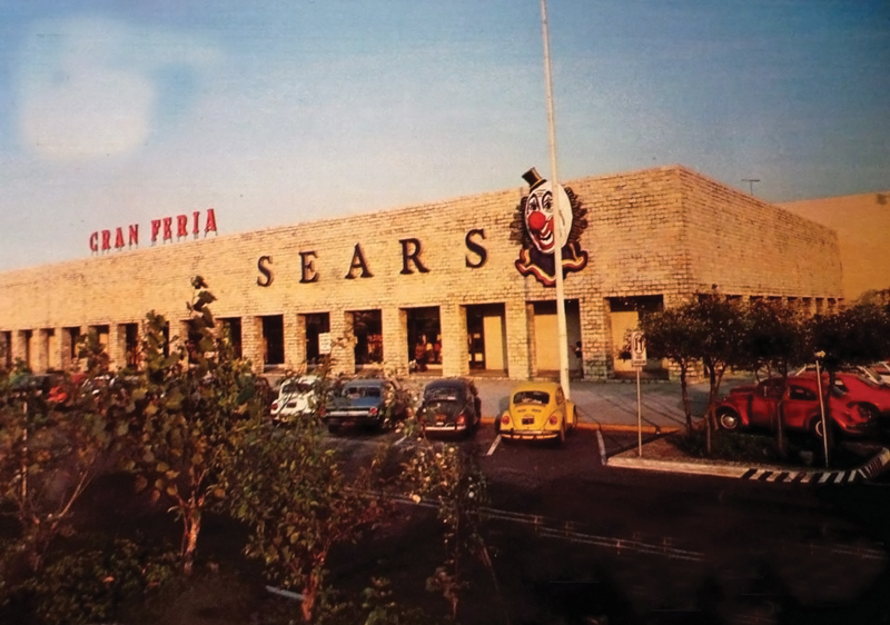 En 1971, se inauguró Plaza Satélite con una inversión de 34,000 millones de pesos. 