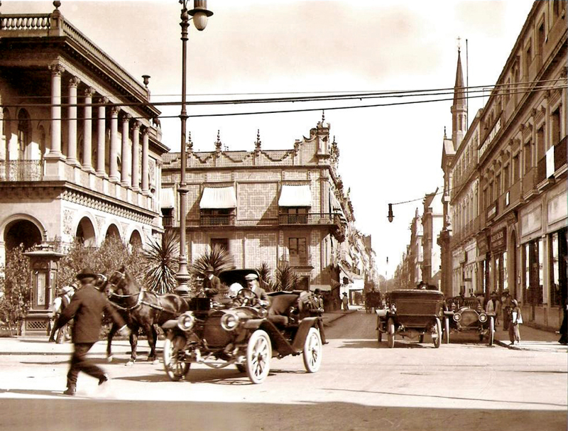 La calle Francisco I. Madero es de las más transitadas en el Centro Histórico desde el Siglo XIX. 