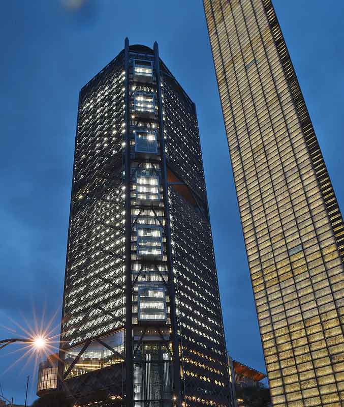 Torre BBVA Bancomer fue diseñada por los arquitectos Víctor Legorreta y Richard Rogers.