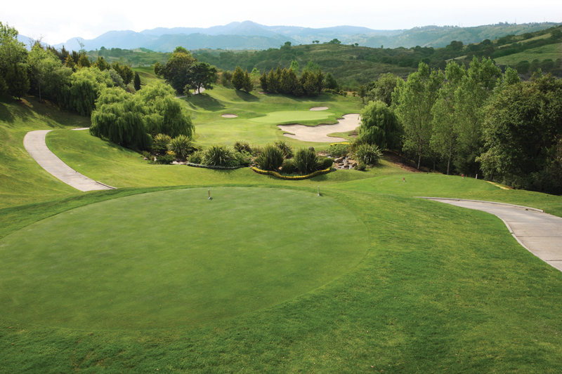 Dos campos de golf diseñados por: Robert Von Hagge & Jack Nicklaus