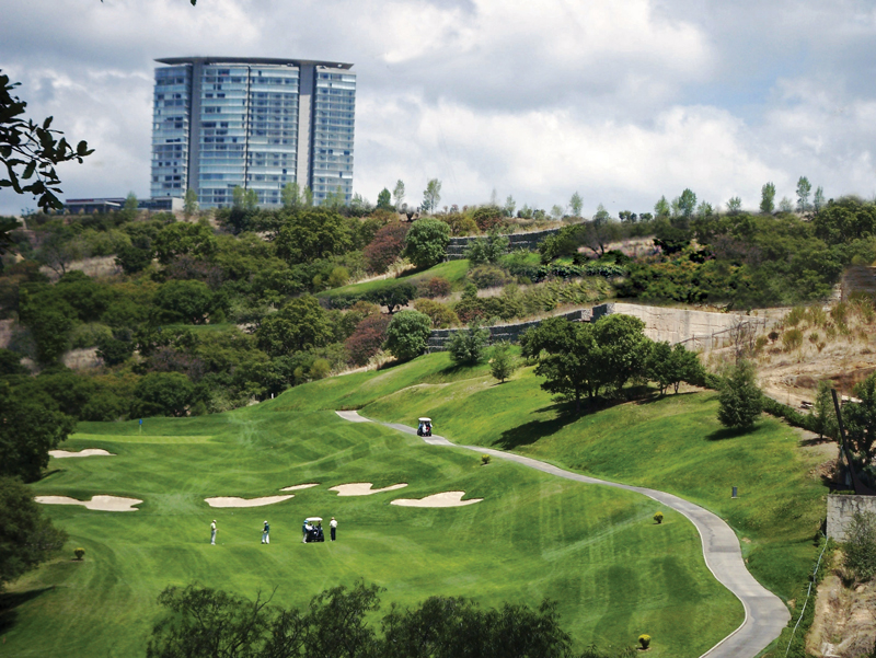 Dos campos de golf diseñados por: Robert Von Hagge & Jack Nicklaus, Naturaleza y urbanización se mezclan de manera elegante.