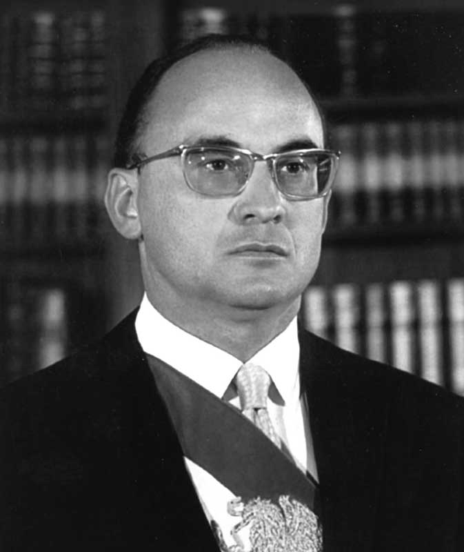 Real Estate Market &amp; Lifestyle,Real Estate,Real Estate México,60 años de Inbursa,Grupo Financiero Inbursa,Inbursa,Ing Carlos Slim,Marco Antonio Slim,Grupo Carso, LUIS ECHEVERRÍA consideró que la paridad fija era insostenible, era como “una camisa de fuerza para nuestra economía”.