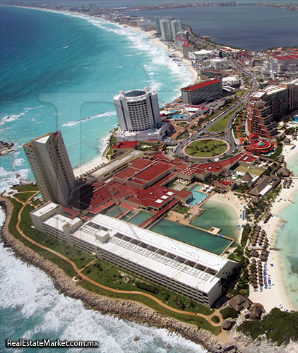 Cancún trata de entraer y mejorar el nivel turístico por medio  de ofertas golfísticas y turismo náutico.
