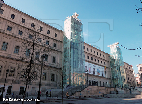 El Museo de reyna Sofia,ignagurado en 1992, tomó como se de el antiguo Hospital General de Madrid, gran edificio neoclásico del siglo XVlll