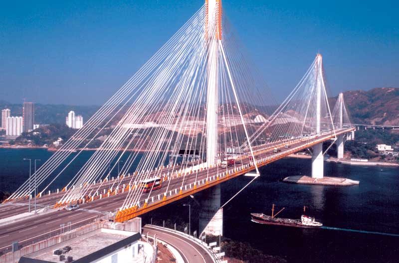 Puente Ting-Kau en Hong Kong, China.