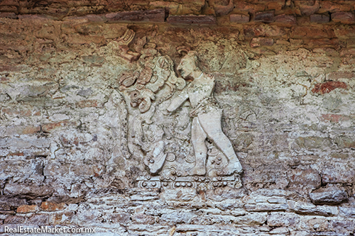 En Bonampak se ubica el Templo de los Murales, donde se muestran tanto frescos de las ceremonias reales como sobre relieves de los guerreros mayas