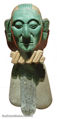 Pequeña máscara del cinturón ceremonial, representa al dios D, Itzamnaaj, en su advocación de sabiduría y experiencia. Fue hallada en el mausoleo del señor K'inich Janaab' Pakal