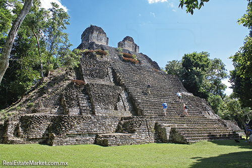 Templo de los Dinteles, conformado por un basamento con cuerpos ornamentados, se encuentra en la zona arqueológica de Dzibanché, Quintana Roo