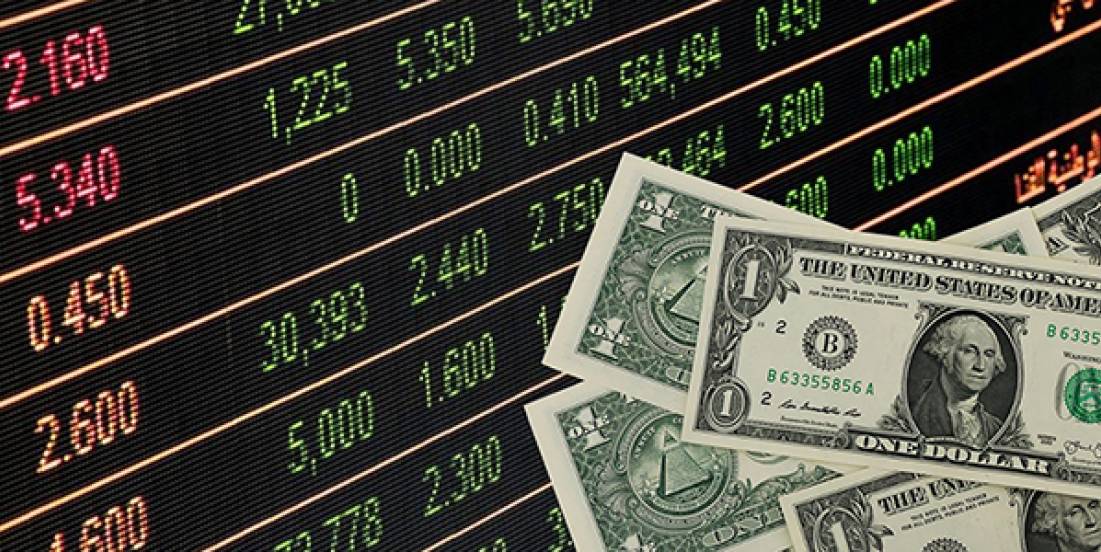 Dólar se debilita y fortalece al peso; mercado anticipa posible ajuste monetario