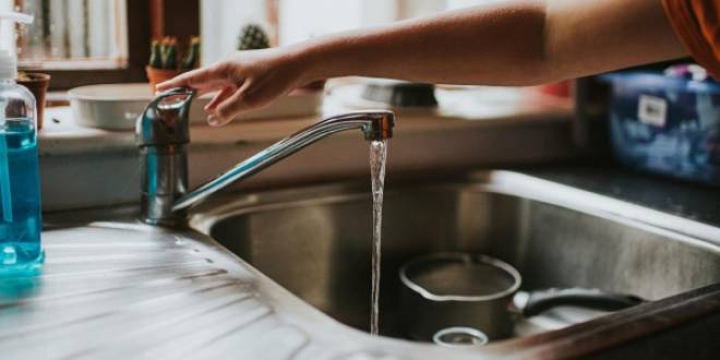 Desperdicio de agua en hogares impacta al medio ambiente y tus finanzas