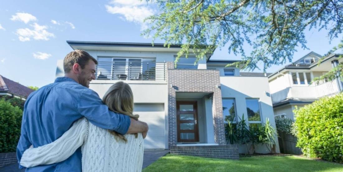 Comprar la primera casa en EU gana fuerza y mercado premium pierde ritmo