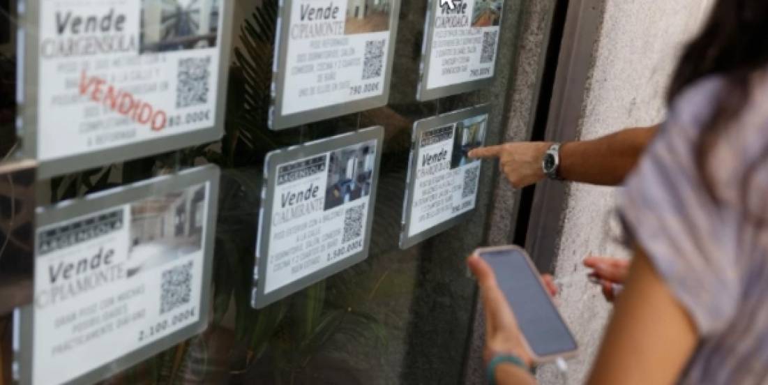 Se enfría la vivienda en España: Bajan las ventas, suben las hipotecas