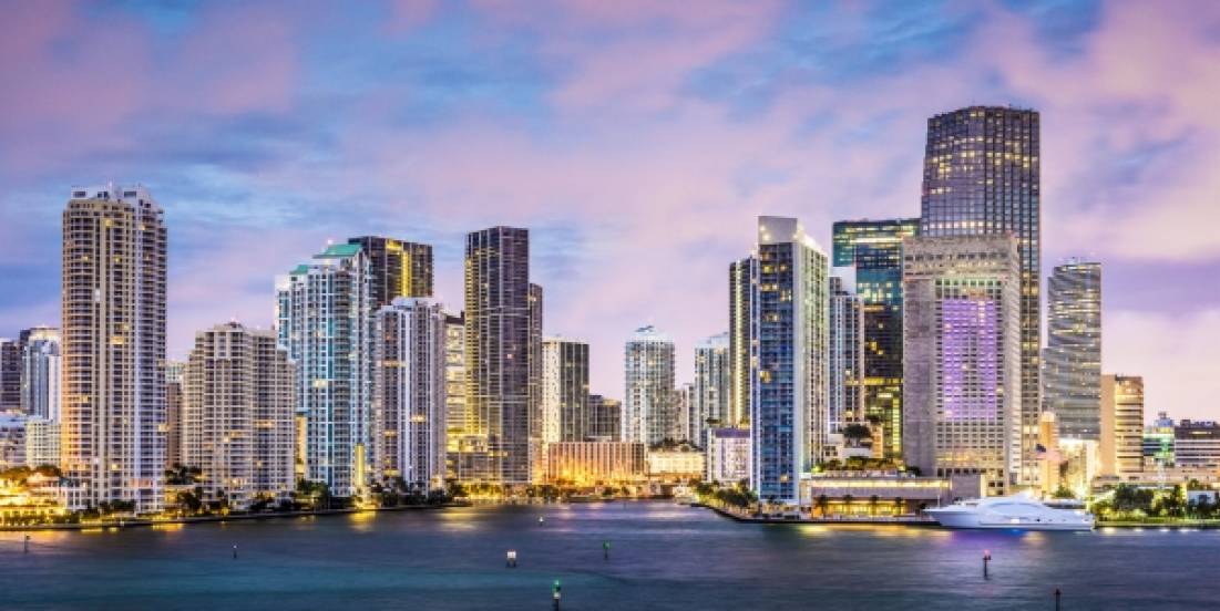 Compradores con liquidez ganan terreno en mercado inmobiliario estadunidense