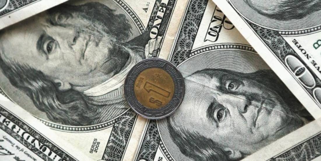 El dólar gana terreno por tercera jornada y presiona al peso mexicano