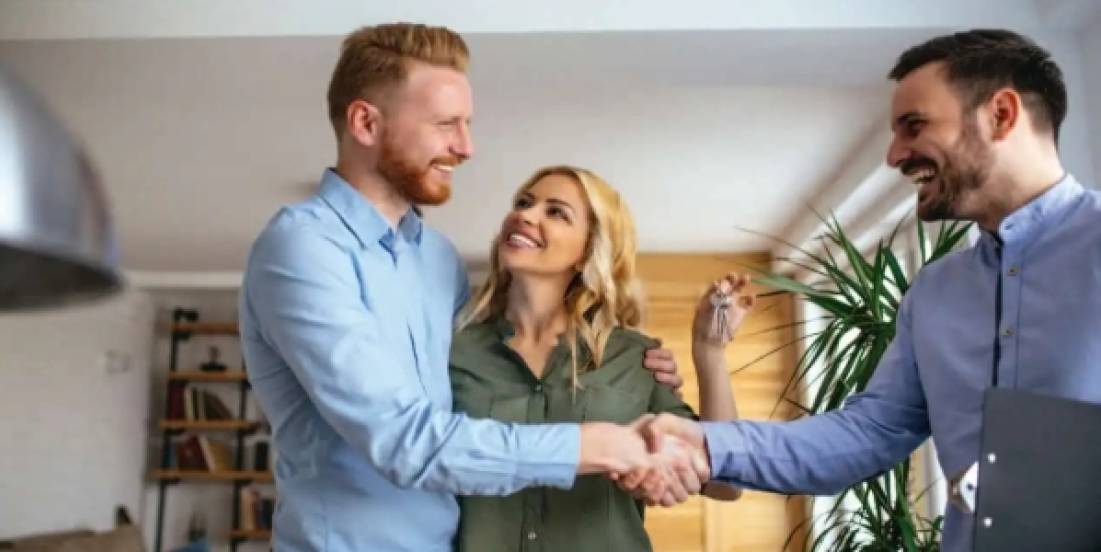 Cada vez más españoles acuden a un agente inmobiliario para vender o alquilar