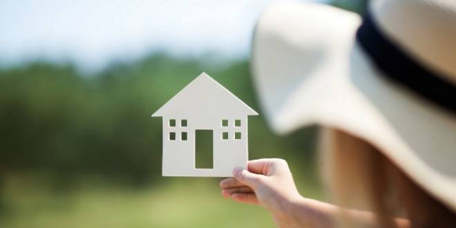 Estadunidenses retrasan decisiones clave de vida hasta comprar una casa