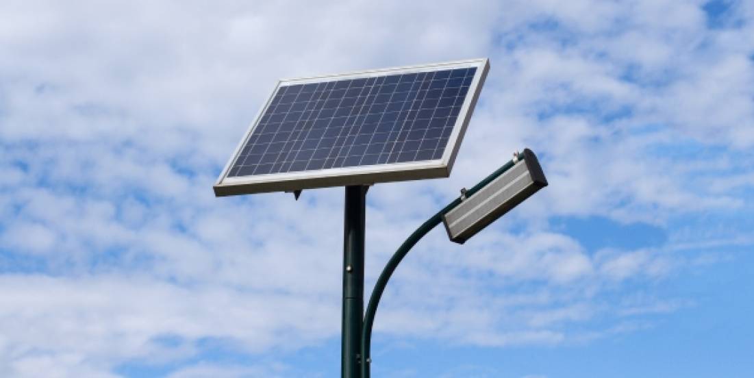 LA apuesta por alumbrado solar para modernizar su infraestructura urbana