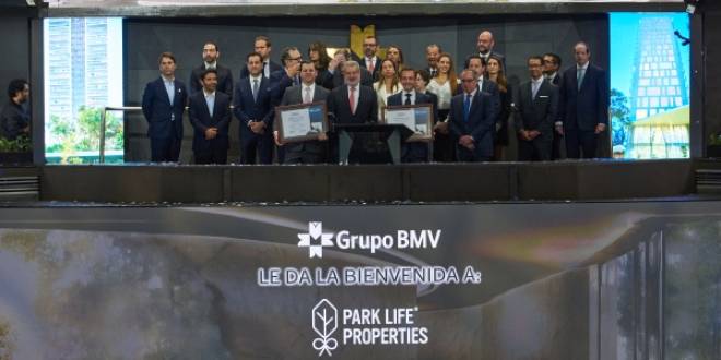 Campanazo conmemorativo por la colocación de Fibra Park Life