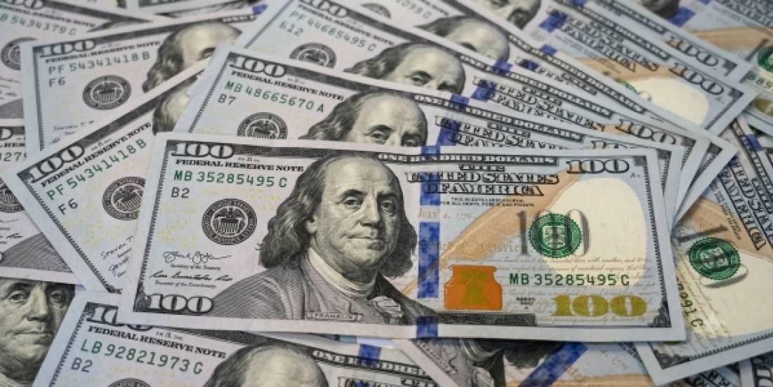 El dólar gana terreno, se mantiene incertidumbre sobre estrecho de Ormuz