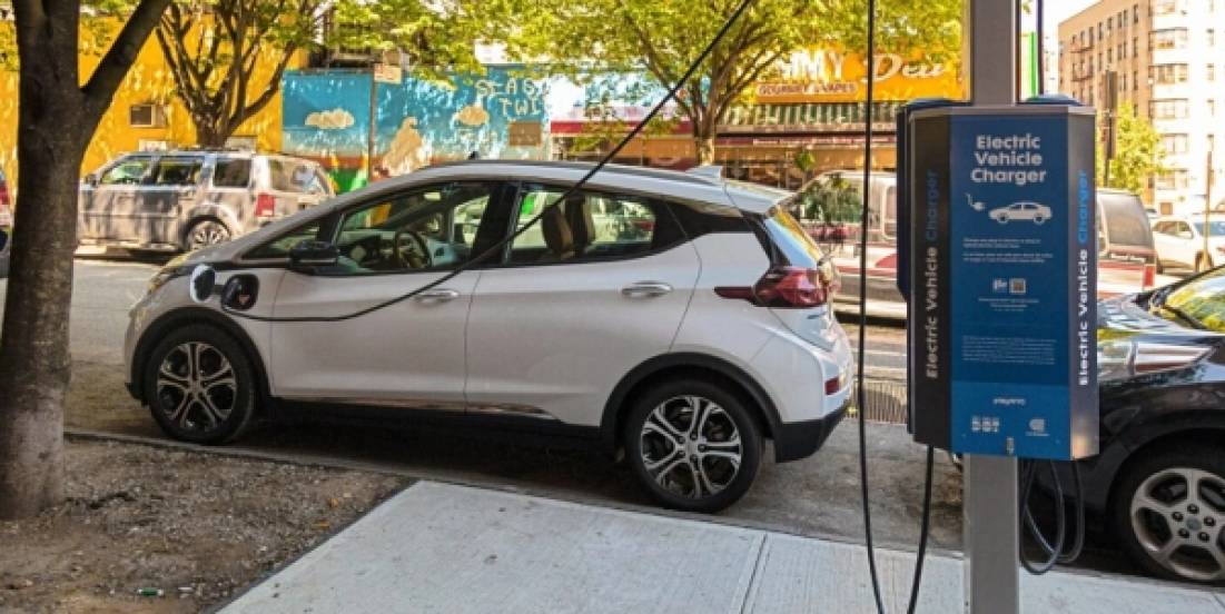 Nueva York instala cargadores para autos eléctricos en arbotantes