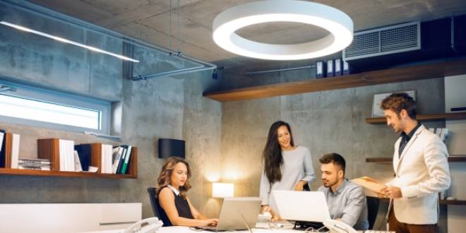 Oficinas mejor iluminadas: el papel de la luz en la productividad